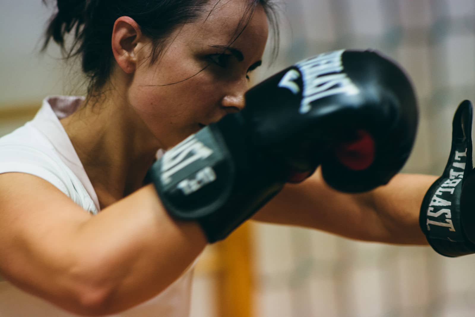 FitnessGoesOffice Trainer trainieren Mitarbeiter*innen im Büro und unterstützen sie online und live bei ihrer Fitness und Ernährung, besonders im Arbeitsalltag. Firmenfitness ist für Betriebe sehr wichtig, um die Konzentration und den Fokus ihrer Mitarbeiter*innen zu verbessern. Online und live bieten die FGO-Coaches Programme an, aber auch vor Ort im Büro kann man Fitness & Sport machen.