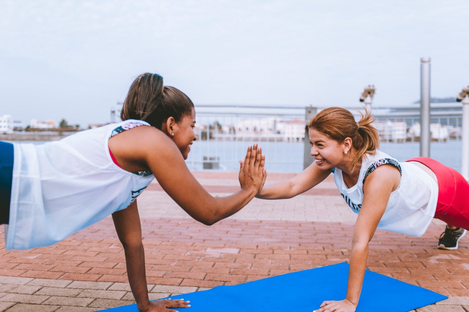 FitnessGoesOffice Trainer trainieren Mitarbeiter*innen im Büro und unterstützen sie online und live bei ihrer Fitness und Ernährung, besonders im Arbeitsalltag. Firmenfitness ist für Betriebe sehr wichtig, um die Konzentration und den Fokus ihrer Mitarbeiter*innen zu verbessern. Online und live bieten die FGO-Coaches Programme an, aber auch vor Ort im Büro kann man Fitness & Sport machen.