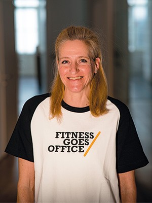 FitnessGoesOffice Trainer trainieren Mitarbeiter*innen im Büro und unterstützen sie online und live bei ihrer Fitness und Ernährung, besonders im Arbeitsalltag. Firmenfitness ist für Betriebe sehr wichtig, um die Konzentration und den Fokus ihrer Mitarbeiter*innen zu verbessern. Online und live bieten die FGO-Coaches Programme an, aber auch vor Ort im Büro kann man Fitness & Sport machen.