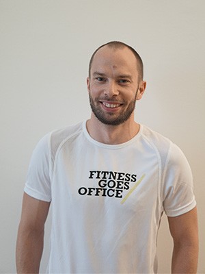 FitnessGoesOffice Trainer trainieren Mitarbeiter*innen im Büro und unterstützen sie online und live bei ihrer Fitness und Ernährung, besonders im Arbeitsalltag. Firmenfitness ist für Betriebe sehr wichtig, um die Konzentration und den Fokus ihrer Mitarbeiter*innen zu verbessern. Online und live bieten die FGO-Coaches Programme an, aber auch vor Ort im Büro kann man Fitness & Sport machen.