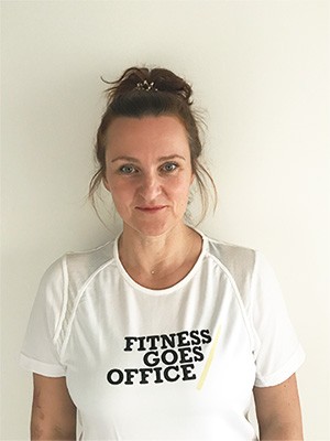 FitnessGoesOffice Trainer trainieren Mitarbeiter*innen im Büro und unterstützen sie online und live bei ihrer Fitness und Ernährung, besonders im Arbeitsalltag. Firmenfitness ist für Betriebe sehr wichtig, um die Konzentration und den Fokus ihrer Mitarbeiter*innen zu verbessern. Online und live bieten die FGO-Coaches Programme an, aber auch vor Ort im Büro kann man Fitness & Sport machen.