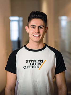 FitnessGoesOffice Trainer trainieren Mitarbeiter*innen im Büro und unterstützen sie online und live bei ihrer Fitness und Ernährung, besonders im Arbeitsalltag. Firmenfitness ist für Betriebe sehr wichtig, um die Konzentration und den Fokus ihrer Mitarbeiter*innen zu verbessern. Online und live bieten die FGO-Coaches Programme an, aber auch vor Ort im Büro kann man Fitness & Sport machen.